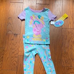 Girls 2 piece Peppa Pig outfit.